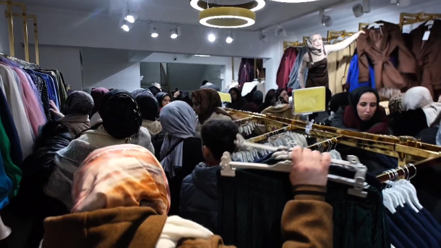 Sultangazi'de mağaza açılışında izdiham yaşandı