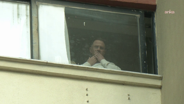 Ameliyat masasına yatacak olan Murat Çalık hastane camından el salladı