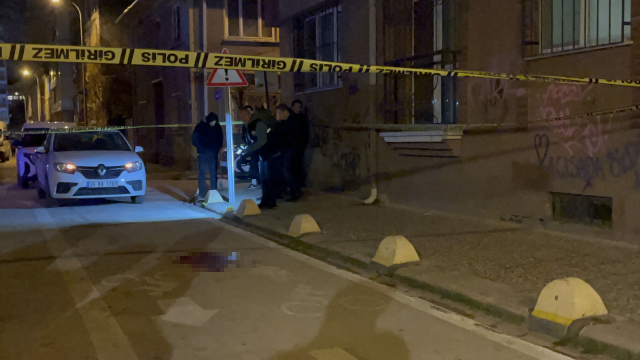 Kız kavgasında 4 yerinden bıçaklanan genç ağır yaralandı