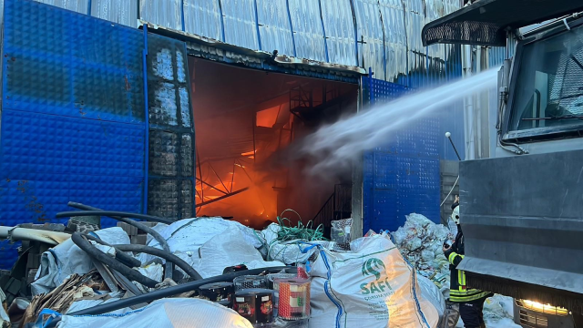 Mersin'de plastik ham madde deposunda yangın: Çok sayıda itfaiye ekibi müdahale ediyor