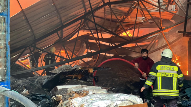 Mersin'de plastik ham madde deposunda yangın: Çok sayıda itfaiye ekibi müdahale ediyor