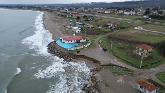 Korkutan görüntüler! Deniz bir günde 50 metre içeri girdi