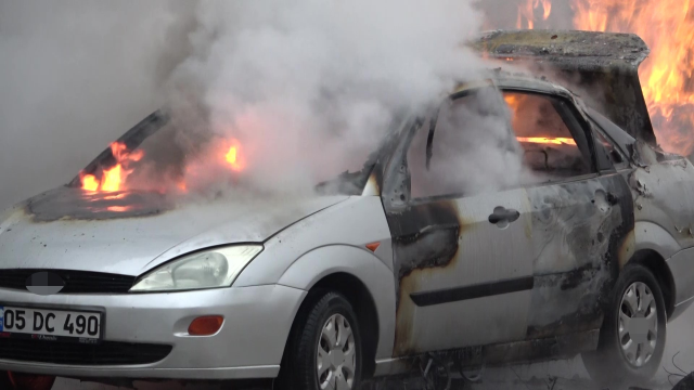 Amasya'da otomobil alev alev yandı, patlamalar korkuttu