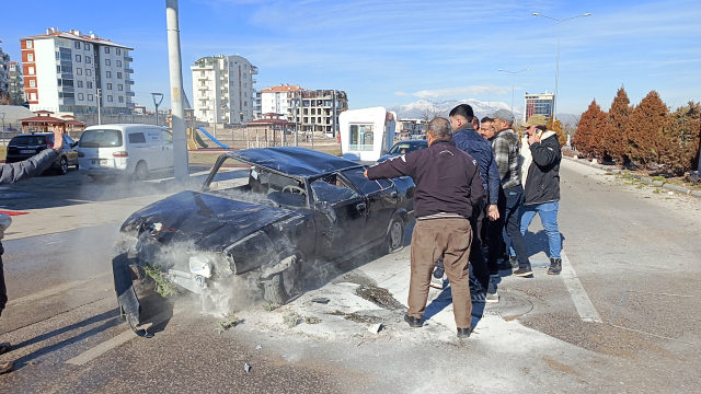 Telefonla uğraşırken takla atan otomobilden yara almadan kurtuldu