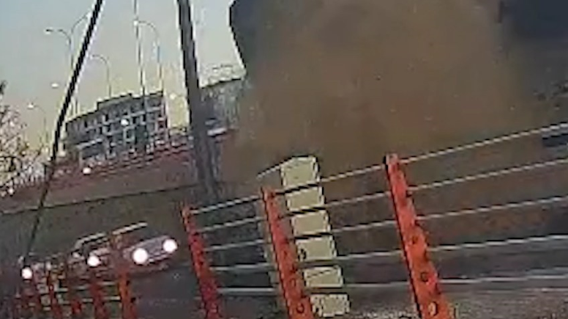 TIR'dan düşen saman balyalarının altında kalmaktan son anda kurtuldu