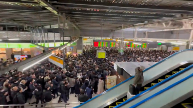 Tokyo'da elektrik kesilince ulaşım felç oldu! Binlerce kişi istasyonda sıkıştı