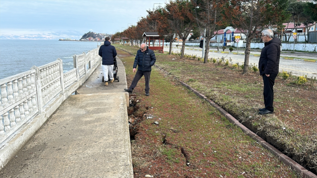 Karadeniz'in dalgaları sahil yolunu ve evleri tehdit ediyor