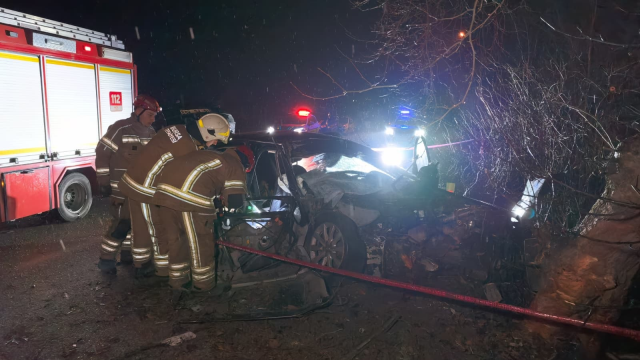 Bursa'da otomobil ağaca çarptı: 2 ölü, 2 yaralı