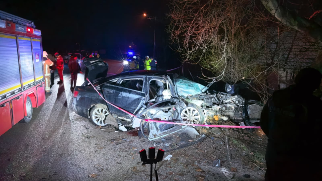 Bursa'da otomobil ağaca çarptı: 2 ölü, 2 yaralı