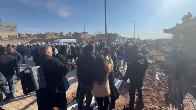 DEM Parti grup toplantısı ortalık karıştı! Polise taş atıldı, arbede çıktı