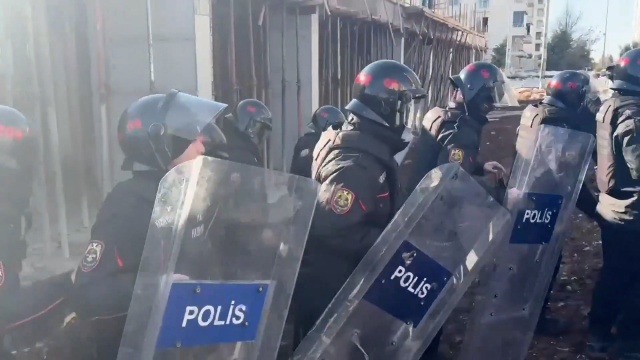 DEM Parti grup toplantısı ortalık karıştı! Polise taş atıldı, arbede çıktı