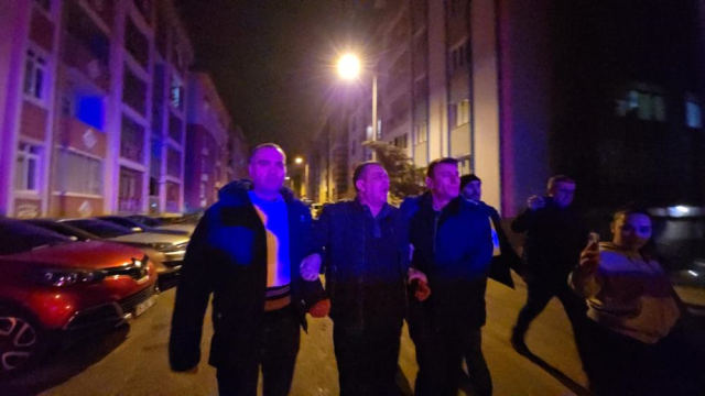 Kapısına dayanan kızının erkek arkadaşını vurdu