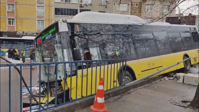 İETT otobüsünün otoparka daldığı anlar kamerada! Bir kişi ezilmekten son saniye kurtuldu