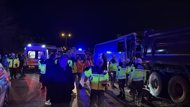 Sakarya TEM Otoyolu'nda feci kaza: 1 ölü, 19 yaralı