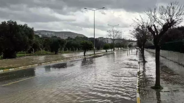Kuşadası 30 dakikada yağışa teslim oldu, araçlar sele kapıldı