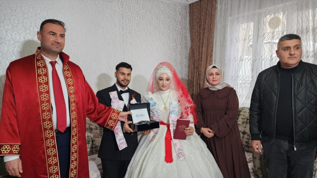 Kar engel olamadı: Nikah salonuna gidemeyen çiftin imzası evde atıldı