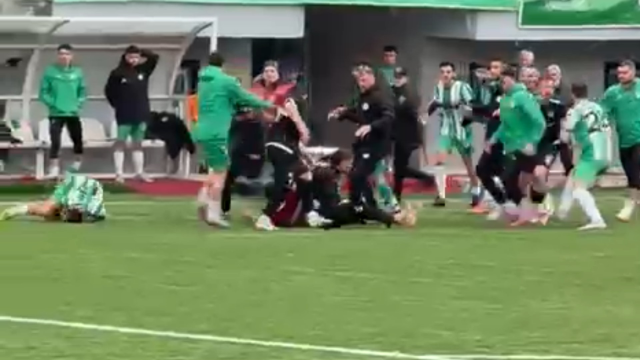 Kırmızı kartlar havada uçuştu! Amatör maçta saha karıştı, yumruklar konuştu