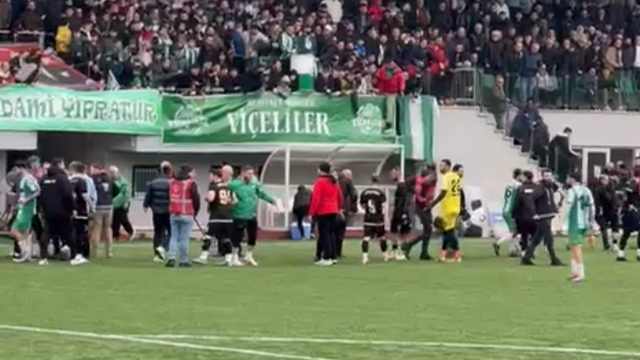 Kırmızı kartlar havada uçuştu! Amatör maçta saha karıştı, yumruklar konuştu