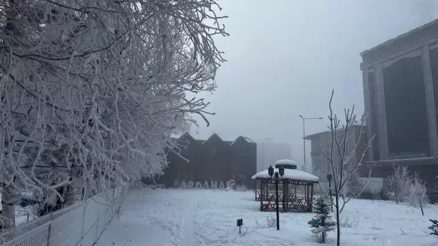 Kent buz kesti, dışarı çıkanların kaş ve kirpikleri donuyor
