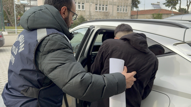 Gümüşçünün vitrin camını kırıp altın zannettiği bilezikleri çaldı