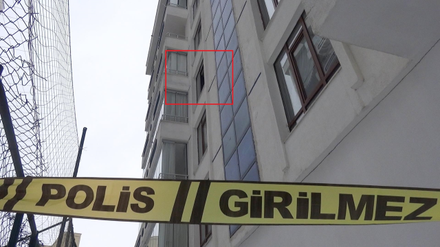 Cam silerken 3'üncü kattan düşen öğretmen yaşamını yitirdi