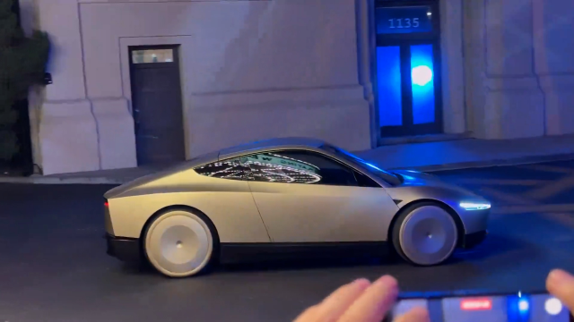 Elon Musk geleceğin otomobilinde görüntülendi