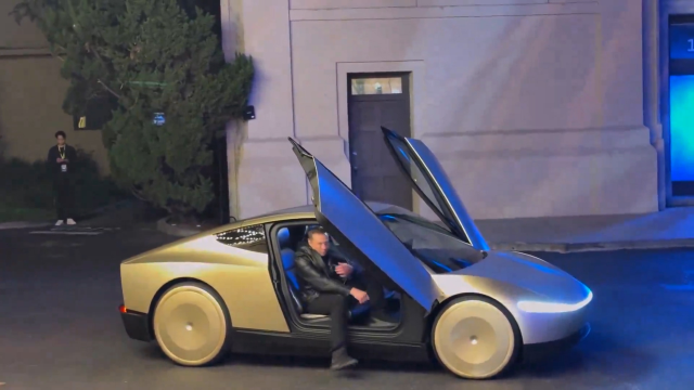 Elon Musk geleceğin otomobilinde görüntülendi