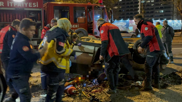 Takla atan otomobilde sıkışan arkadaşının başından bir an olsun ayrılmadı