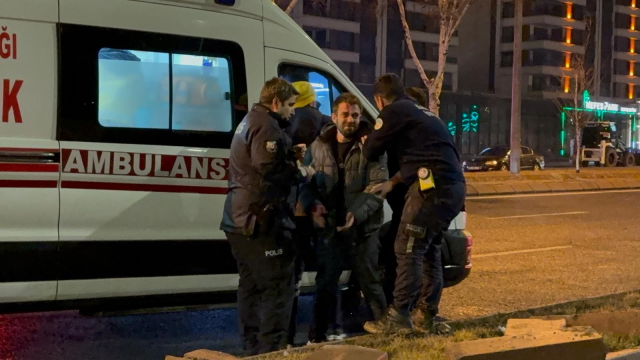 Takla atan otomobilde sıkışan arkadaşının başından bir an olsun ayrılmadı