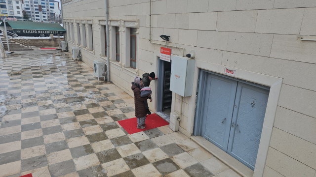 Zabıtadan kaçan dilenciler cami tuvaletinde yakalandı