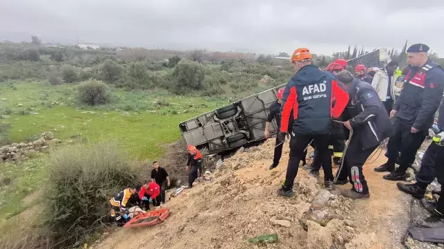 Antalya'da yolcu otobüsü şarampole yuvarlandı! Çok sayıda ölü ve yaralı var
