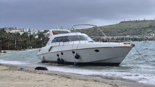Fırtınada yaprak gibi savruldular: Bodrum'da 8 tekne kıyıya vurdu