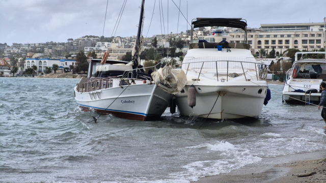 Fırtınada yaprak gibi savruldular: Bodrum'da 8 tekne kıyıya vurdu
