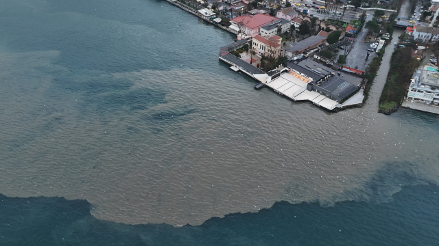 İstanbul'da kuvvetli yağışın ardından dereden Boğaz'a çamur aktı