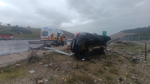 Kontrolden çıkan araç bariyere çarptı: 2 ölü