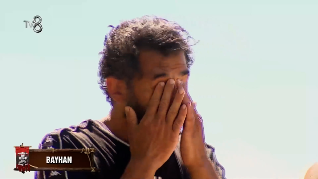 Survivor'da duygusal anlar! Bayhan hem ağladı hem ağlattı