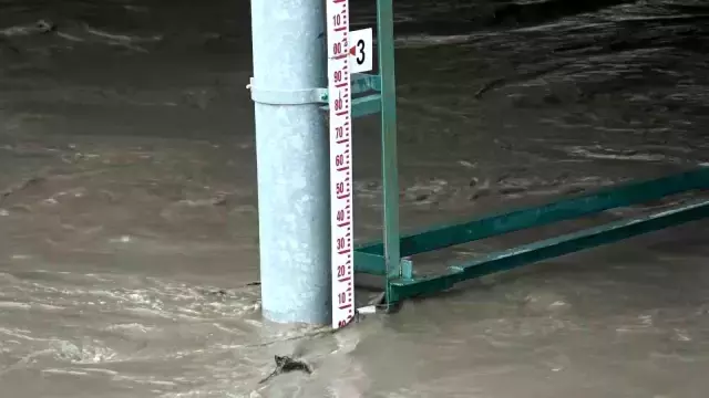 Su seviyesi 2 metre yükseldi, piknik masaları akıntıya kapıldı