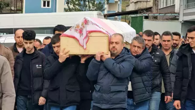 Bu acıya yürek dayanmaz! 7 yaşındaki kızının tabutunu güçlükle taşıdı