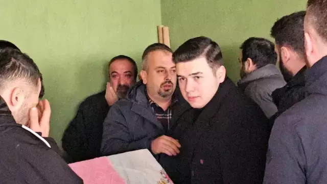 Bu acıya yürek dayanmaz! 7 yaşındaki kızının tabutunu güçlükle taşıdı