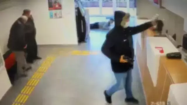 İstanbul'un göbeğinde banka soygunu: O anlar güvenlik kamerasında