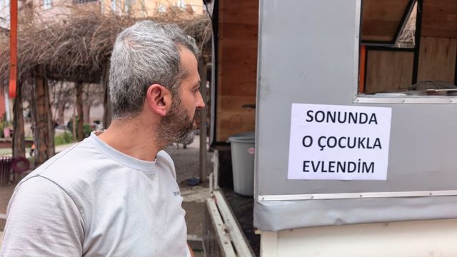 Lokma dağıtımında aracın üzerindeki notu görenler büyük şaşkınlık yaşadı