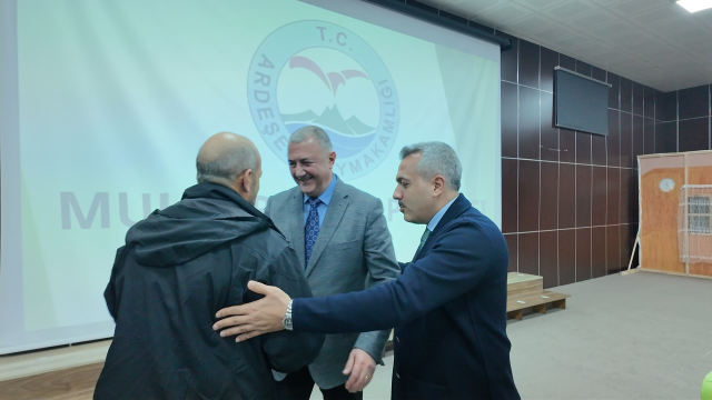 Rize Valisi 1 yıldır küs olan belediye başkanı ile muhtarı barıştırdı