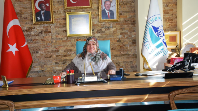 Kıyafeti nedeniyle aşağılanan belediye başkanının görüntüsü olay oldu