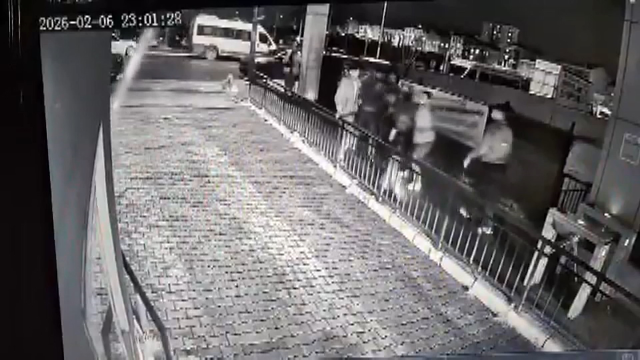 Polis memuru ve eşini sokak ortasında darbettiler