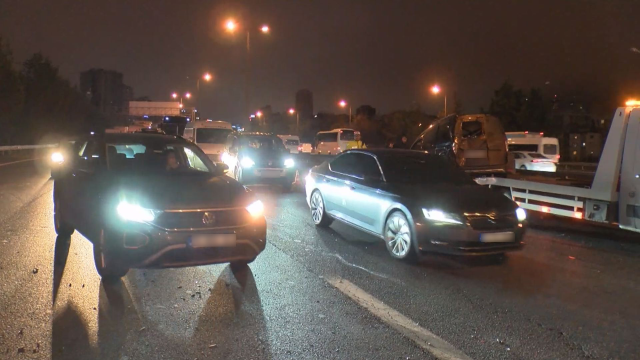 TEM Otoyolu'nda 8 araç birbirine girdi! Trafik kilitlendi