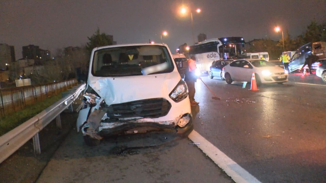 TEM Otoyolu'nda 8 araç birbirine girdi! Trafik kilitlendi