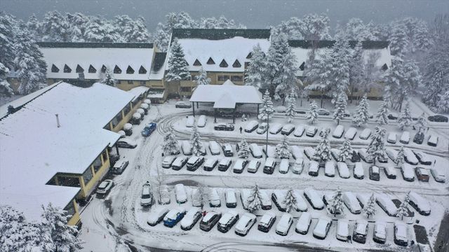 İstanbul'un yanı başı beyaza büründü! Yerde 20 santimetre kar var