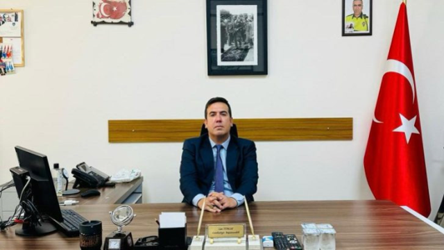 Akın Gürlek'in koltuğuna oturan Can Tuncay'ın makam odasında dikkat çeken detay