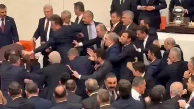 Meclis'te Akın Gürlek gerginliği! Kürsü işgal edildi, yumruklu kavga çıktı