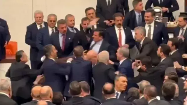 Meclis'te Akın Gürlek gerginliği! Kürsü işgal edildi, yumruklu kavga çıktı